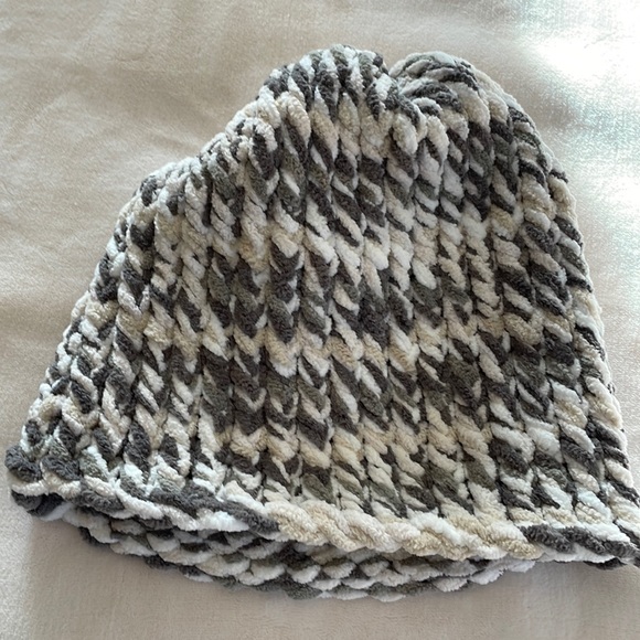 NWT - Hand-knitted hat - Picture 3 of 7